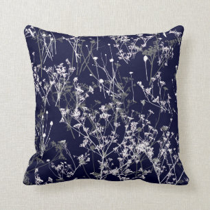 Moderne Elegante Wildblumen über Navy Blue Kissen