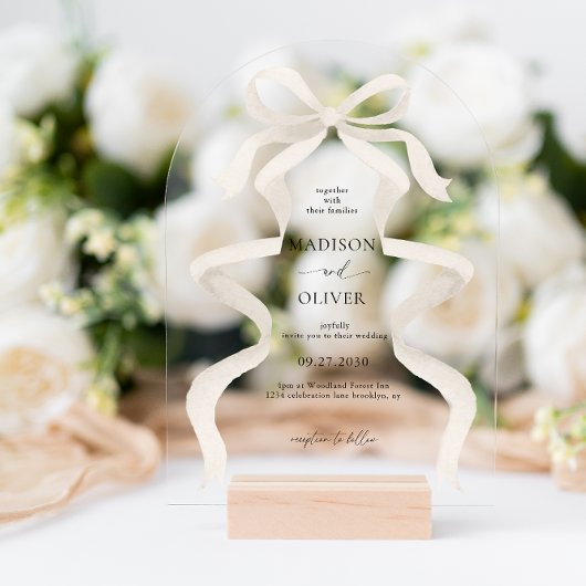 Moderne Elfenbeinbeige-Bow-Monogramm-Arch-Hochzeit Acryleinladungen