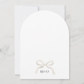Moderne Elfenbeinbeige-Bow-Monogramm-Arch-Hochzeit Einladung (Rückseite)