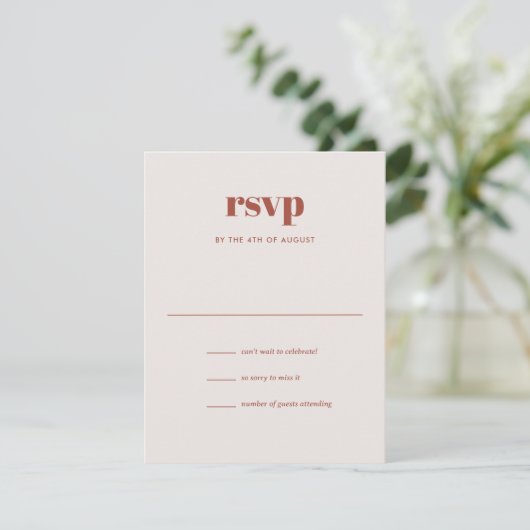 Moderne Elfenbeinbraun Trendy Mix Match Wedding RSVP Karte (Stehend Vorderseite)