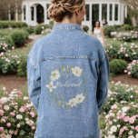 Moderne Elfenbeinschrift Personalisierte Bridesmai Jeansjacke<br><div class="desc">Geben Sie Ihrem Brautparty diese praktische moderne Blumenbridmaid Denim Jean Jacket! Ideal für sie, um auf dem Bachelorette oder Ihrem besonderen Tag zu tragen! Design zeigt einen Elfenbein, einen weißen und grünen Blumenkranz mit Schriftzeichen. Der Titel kann in Name, Trauzeugin, Ehrenmatron, Blumenmädchen, Jr. Bridesmaid, Name oder jede andere Variante, die...</div>