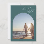 Moderne Emerald Green Arch Initial Foto Wedding Einladung (Rückseite)