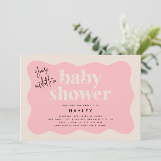 Moderne Erdbeere Pink & Cream Baby Dusche Einladung (Stehend Vorderseite)