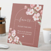 Moderne, erdfarbene Blumenarschenfavoriten Sockelschild (In Situ)