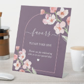 Moderne, erdfarbene Blumenarschenfavoriten Sockelschild (In Situ)