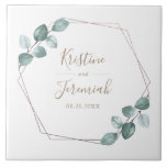 Moderne Eukalyptus-Watercolor-Kaffeezitat Hochzeit Fliese<br><div class="desc">Diese individuell gestaltete botanische Keramik ist ein elegantes Hochzeitsgeschenk oder ein Jubiläumsgeschenk. Dieses moderne Design-Template verfügt über einen kaffebräunlichen geometrischen Rahmen, der von Hand gemalt Aquarell Eukalyptusgrün mit Ihren Namen und Datum zu personalisieren in handgeschriebenen Typografie. Karo in unserem I Liebe Weddingz Shop um mehr zu erfahren. Entworfen von der...</div>