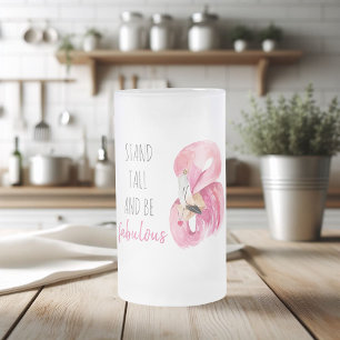 Moderne exotische Flamingos stehen hoch und seien Mattglas Bierglas