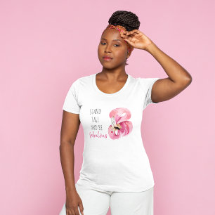 Moderne exotische Flamingos stehen hoch und seien T-Shirt