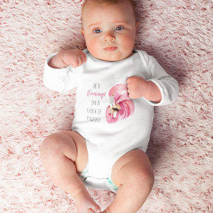 Moderne exotische rosa Wasserfarbe Flamingo mit Zi Baby Strampler