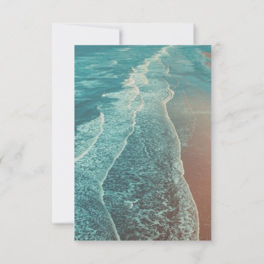Moderne Fade Tropical Beach Sea Wedding Card Einladung (Rückseite)