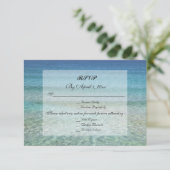Moderne Fade Tropical Beach Sea Wedding RSVP Einladung (Stehend Vorderseite)