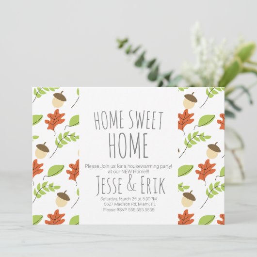 Moderne Fallbäume und Acorn Housewarming Party Einladung (Stehend Vorderseite)