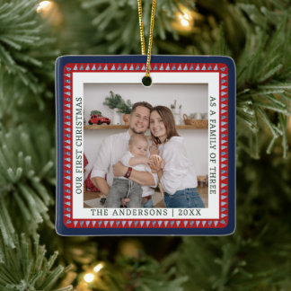 Moderne Familienfoto zum ersten Weihnachten Keramikornament