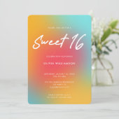 Moderne farbenfrohe Gradient Script Sweet 16 Birth Einladung (Stehend Vorderseite)