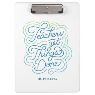 Moderne farbenfrohe Lehrer bekommen Dinge erledigt Klemmbrett