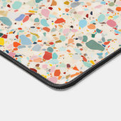 Moderne, farbenfrohe Pastel Terrazzo Muster Schreibtischunterlage (Ecke)