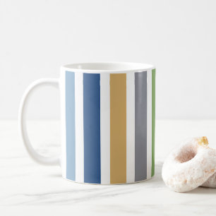Moderne farbenfrohe Strandhaus-Streifen am Meer Kaffeetasse