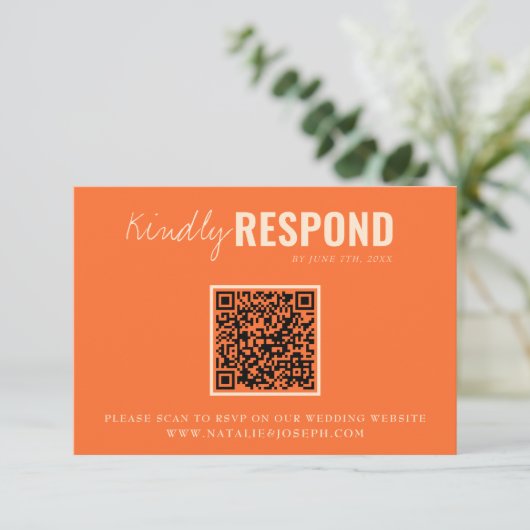 Moderne farbige Fun QR Code Whimsical Wedding RSVP Karte (Stehend Vorderseite)