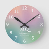 Moderne farbige Pastellfarben und weiße Monogramm- Runde Wanduhr (Vorderseite)