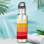 Moderne farbige Sommerfarbenblockbezeichnung Edelstahlflasche<br><div class="desc">Moderne farbenfrohe Sommerfarbenblock Name Edelstahl Wasserflasche bietet ein farbenfrohes und modernes Design in einem Farbblock in Rot- und Orangetönen mit Ihrem personalisierten Namen. Perfekt als Geschenk für Weihnachten,  Geburtstag,  Feiertage,  Schule,  Uni,  Team Gebäude und mehr. Entworfen von © Evco Studio www.zazzle.com/store/evcostudio</div>