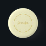 Moderne Farbkalligraphie aus Gold und Creme Schlic Button<br><div class="desc">Sie können alle Informationen auf dieser Seite einfach durch Ihre eigenen Informationen ersetzen. Dafür müssen Sie nur die Personalisierungslinks auf der rechten Seite benutzen.</div>