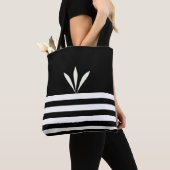 Moderne Federn auf schwarz-weiß gestreift Tasche (Von Nahem)