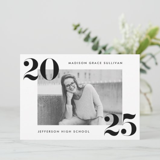 Moderne, fette 2025-Black Foto Graduation Party Einladung (Stehend Vorderseite)