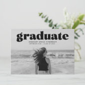 Moderne, fette Black Overlay Foto Graduation Party Einladung (Stehend Vorderseite)