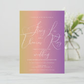 Moderne fette, helle Ombre Lila Script Wedding Einladung (Stehend Vorderseite)