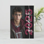 Moderne fette Maroon Typografy Grad Ankündigung (Stehend Vorderseite)