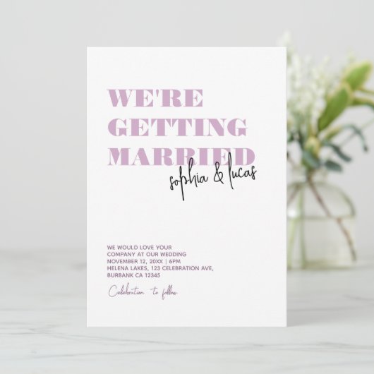 moderne, fette Minimal Lavender & lilac Wavy Weddi Einladung (Stehend Vorderseite)