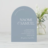 Moderne fette Namen Arch Dusty Blue Wedding Einladung (Stehend Vorderseite)