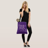 Moderne Fette Think Pink Freak-Typografie Tasche (Am Model)