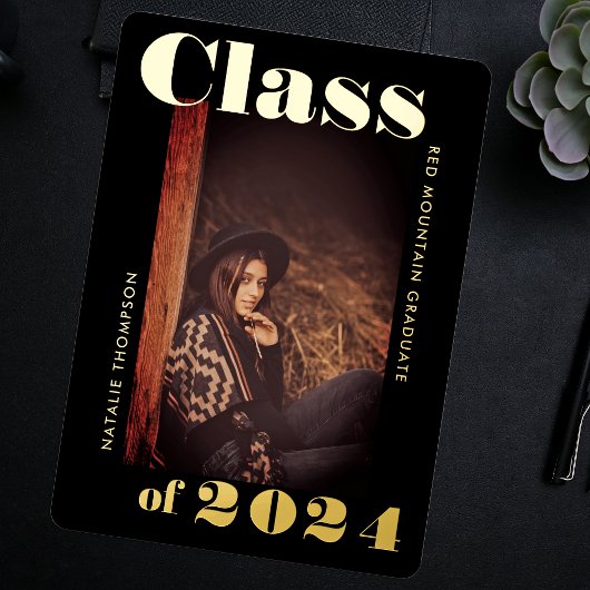 Moderne fette Typografie 2024 Graduation Party Bla Folieneinladung