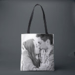 Moderne fette Typografie Custom Foto Wedding Tasche<br><div class="desc">Fügen Sie ein benutzerdefiniertes Foto hinzu. Die Fotovorlage hat einen Filter. Das Datum ist fett serf Typografie. Braut- und Stammnamen sind in serifenloser Typografie.</div>