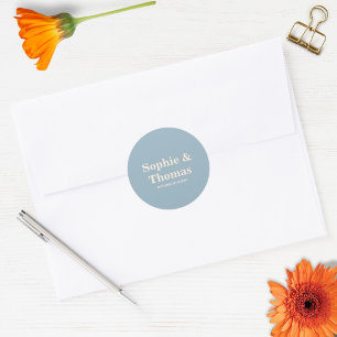 Moderne Fette Typografie Hochzeit Staubblau Runder Aufkleber