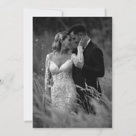 Moderne, fette Typografie Navy Blue Foto Wedding Einladung (Rückseite)