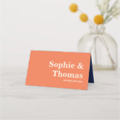 Moderne fette Typografie Wedding Apricot Orange Na Platzkarte (Rückseite)