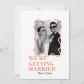 moderne fette Wavy funky Peach Wedding Einladung (Rückseite)