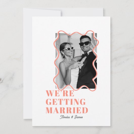 moderne fette Wavy funky Peach Wedding Einladung (Rückseite)