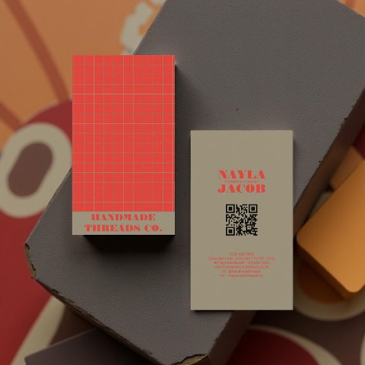 Moderne, fettrote karierte Muster-QR-Code Visitenkarte