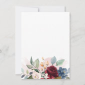 Moderne florale Dusty Blue Burgundy Foliage Weddin Einladung (Rückseite)