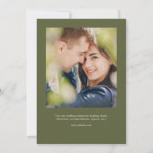 Moderne Foliage Frame Olive Green Foto Hochzeit Einladung (Rückseite)