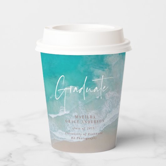 Moderne Foto Abschluss Ocean Beach Skripte  Pappbecher (Rückseite)