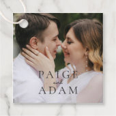 Moderne Foto-Editorial-Hochzeit Geschenkanhänger (Vorderseite)