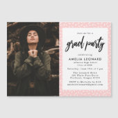 Moderne Foto-Graduierungspartei für Rosa Skript Magneteinladung (Vorderseite)