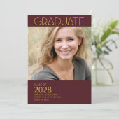 Moderne Foto Morron and Gold Graduation Party Einladung (Stehend Vorderseite)