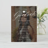 Moderne Foto-Overlay-Skript schwarze Graduierungsp Einladung (Stehend Vorderseite)