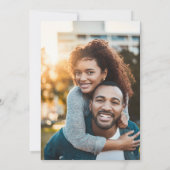 Moderne Foto-Overlay-Verlobung Einladung (Rückseite)