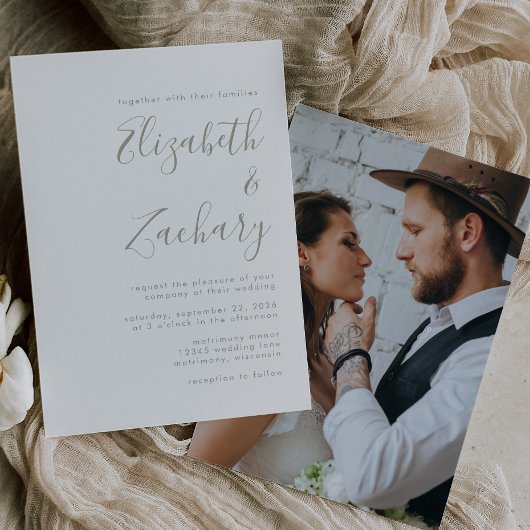Moderne Foto Sage Green Script Hochzeit Einladung